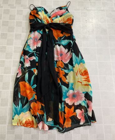 Schwarzes Kleid mit Blumenmuster