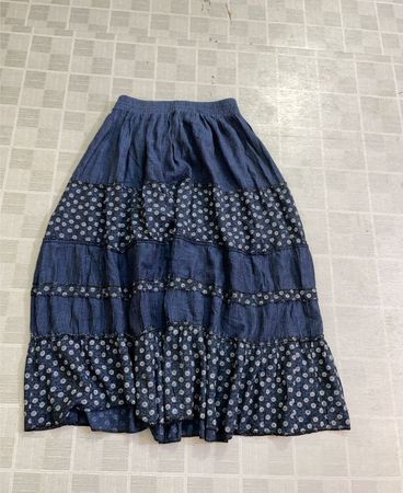 Blauer Stufenrock mit weißen Polka-Dots