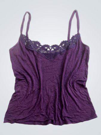 Lila Camisole mit Spitzenbesatz