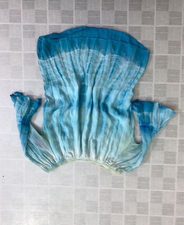Blaue Batikbluse mit Glockenärmeln