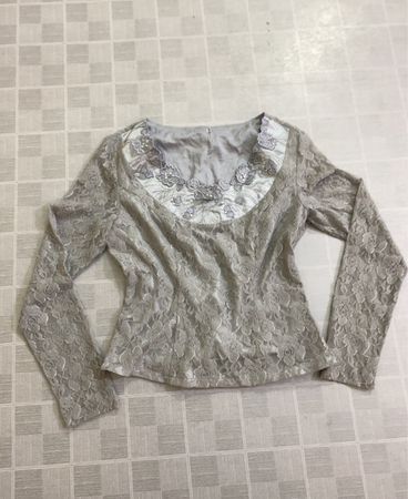 Graue Spitzenbluse mit Blumenverzierung
