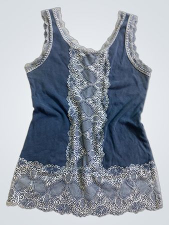Tanktop mit blauer Spitzenverzierung