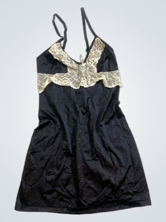 Schwarzes Negligékleid mit Spitzenbesatz