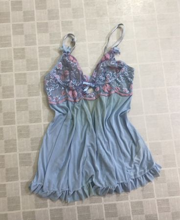 Blaues Babydoll-Dessous mit rosa Blumen-Spitzenbesatz