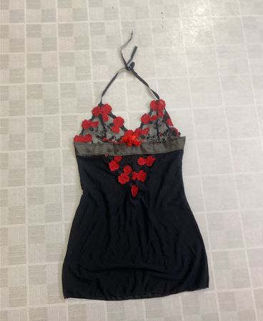 Schwarze Chemise mit roter floraler Spitzenverzierung
