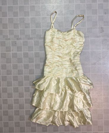 Gerüschtes cremefarbenes Kleid