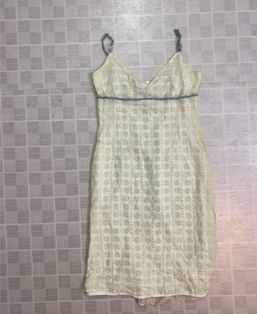 Hellgelbes gepunktetes Kleid