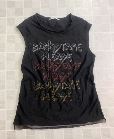 Schwarzes ärmelloses T-Shirt mit der Grafik "BACKSTAGE PLEASE