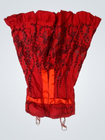 Rotes Kleid mit schwarzem Blumenmuster
