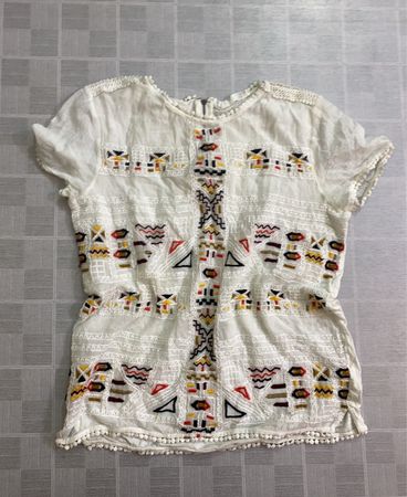Weißes besticktes Top mit Bommelbesatz