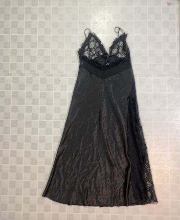 Schwarzes Slipkleid mit Spitzenbesatz