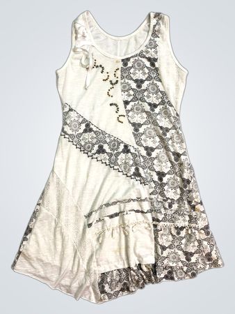 Weißes Kleid mit gemusterten Akzenten