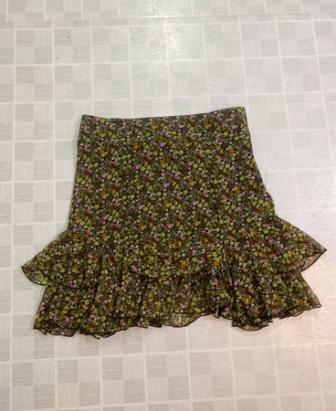 Damenrock mit Blumenmuster und Volants