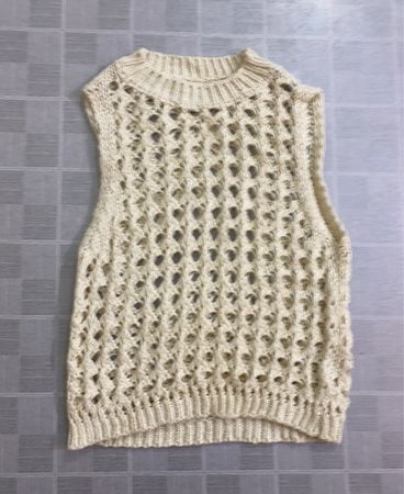 Cremefarbener ärmelloser Strickpullover