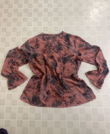Rosa- und grau-gefärbte Batikbluse mit gerafften Ärmeln