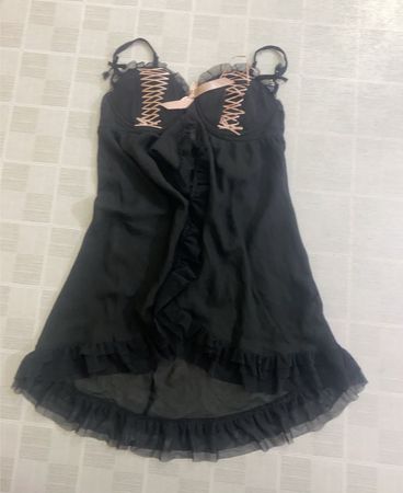 Babydoll mit schwarzer Spitzenverzierung