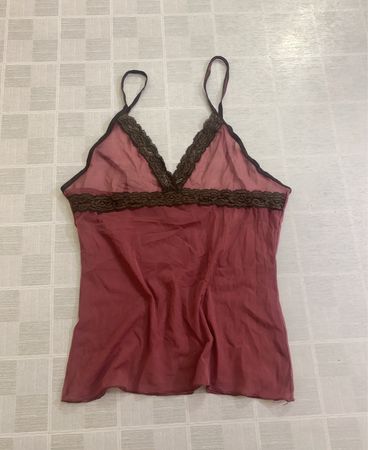 Burgunderfarbene Camisole mit Spitzenbesatz