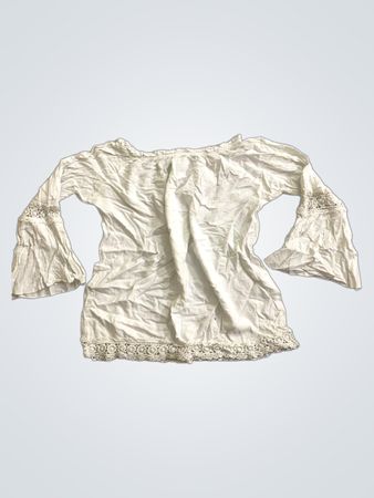Bluse mit weißer Spitzenborte