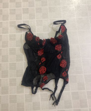 Schwarzes Korsett mit roten Rosen