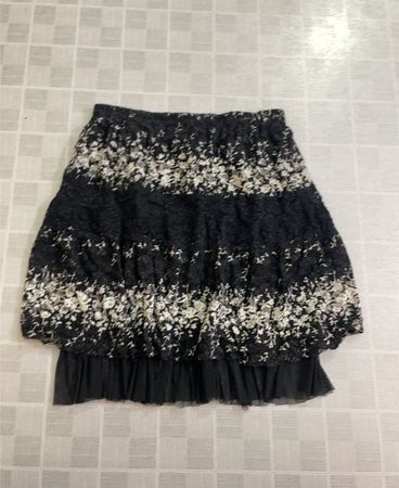Schwarzer Spitzenrock mit Blumenmuster
