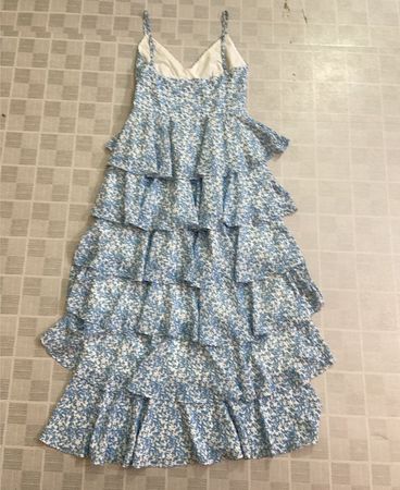 Wunderschönes üppiges blaues Blumen-Maxikleid mit Stufenriffeln