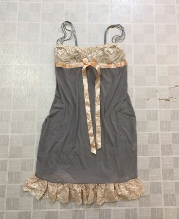 Graues Kleid im Slip-Stil mit Spitzenbesatz und Schleife