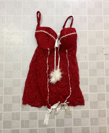 Rotes Spitzen-Babydoll mit weißer Einfassung und Schleifen