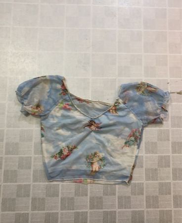 Blaue Bluse mit Cherub- und Blumenmuster