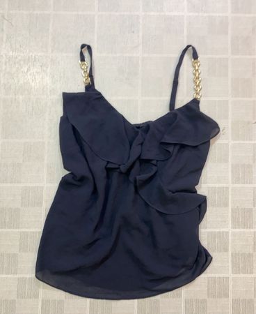 Navy-Chiffon-Haltertop mit goldener Kettendetailierung