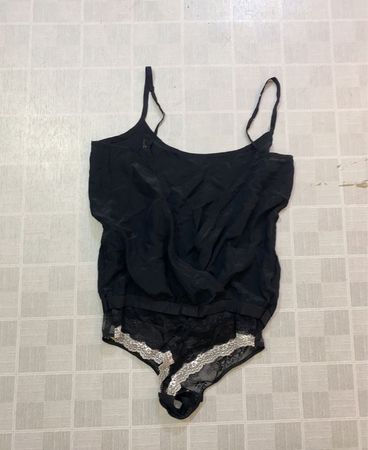 Schwarzes Trägertop mit Spitzenbesatz