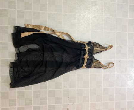 KEINE AUSREDEN Schwarzes Spitzen-Babydoll mit goldenen Akzenten
