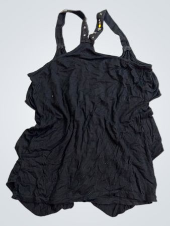 Schwarzes Top mit verzierten Trägern
