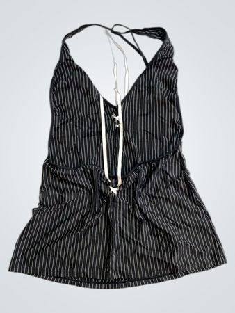 Schwarz-weiß gestreiftes Neckholderkleid