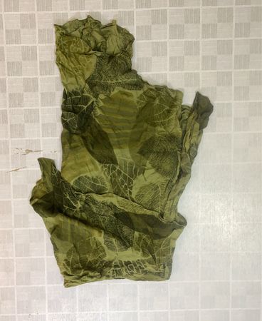 Grüner Blattdruck-Schal