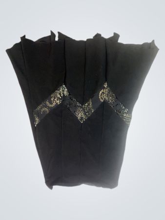Schwarzer Rock mit verzierter V-Form