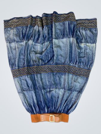 Blauer gestufter Maxirock mit Gürtel