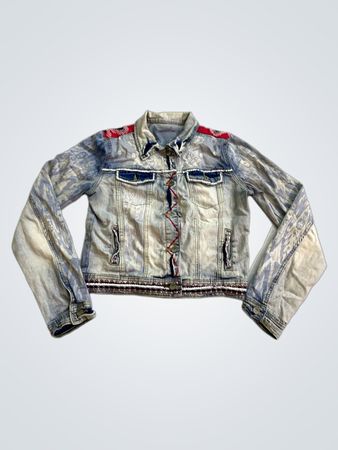 Jaqueta jeans com padrão vermelho e branco