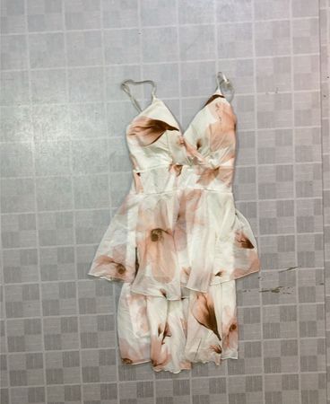 Weißes Kleid mit Blumenmuster