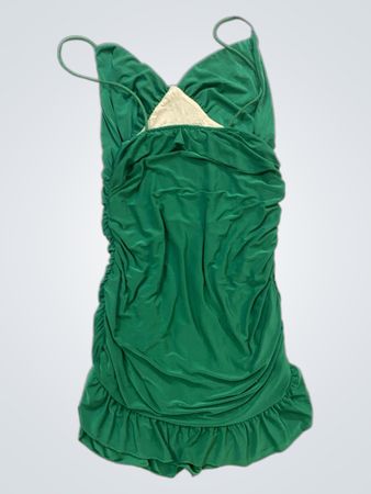Grünes gerafftes Kleid