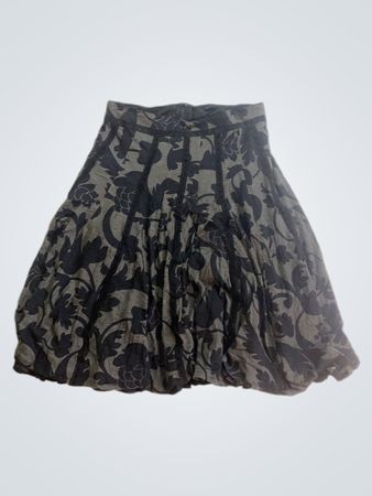 Schwarz-grauer Rock mit Blumenmuster