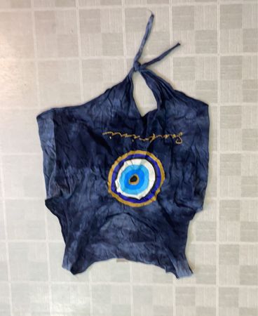 Blaues Batik-Oberteil mit bösem Blick-Print