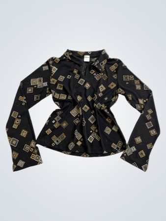 Schwarzes langärmeliges Hemd mit geometrischem Muster