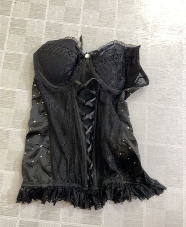 Haut corset noir avec bordure en dentelle