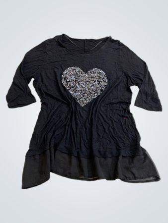 Top nero con cuore di paillettes