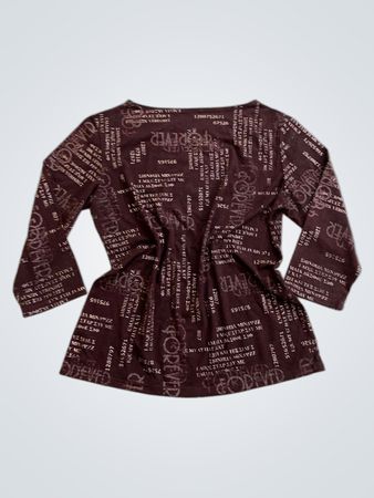 Chemise marron à manches longues avec imprimé textuel couvrant toute la surface