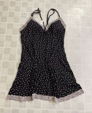 Camisola preta com estampa de corações rosa e acabamento em renda