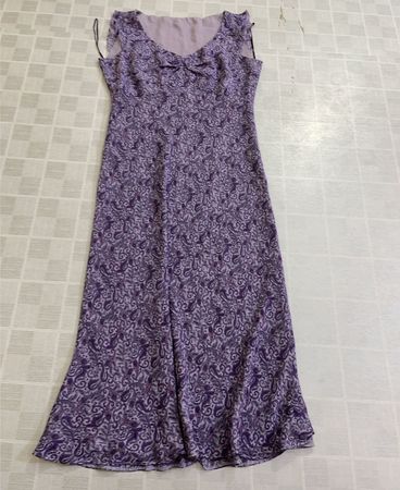 Langes Maxikleid mit lila Paisley-Muster