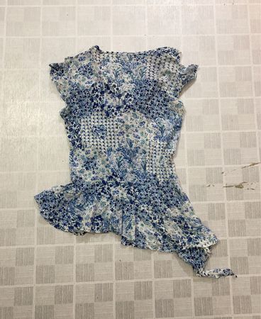 Blue floral print top