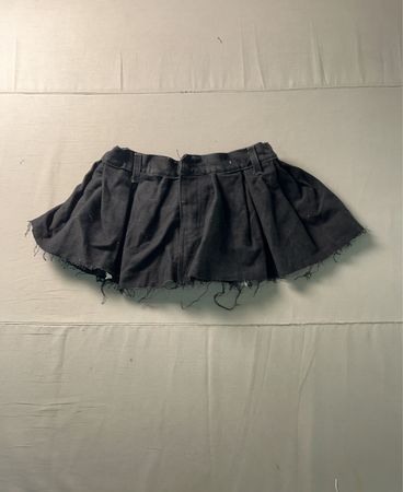 Schwarzer Denim-Rock mit rohem Saum