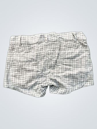 Karierte Shorts mit orangefarbenem und pinkfarbenem Akzent